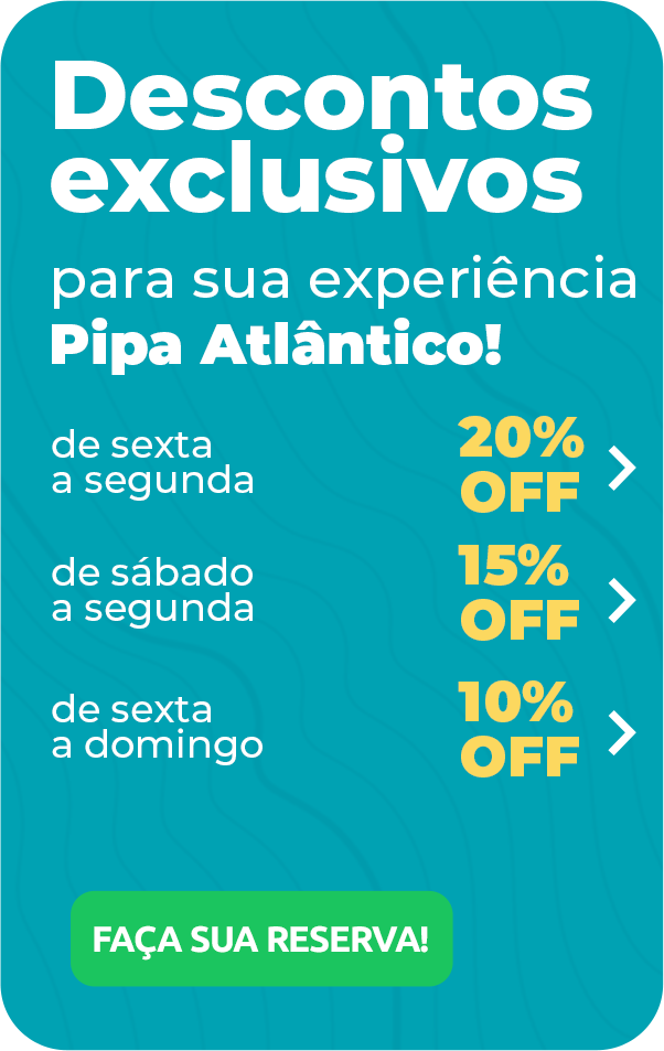Uma vista aérea de uma praia com ondas quebrando na costa.