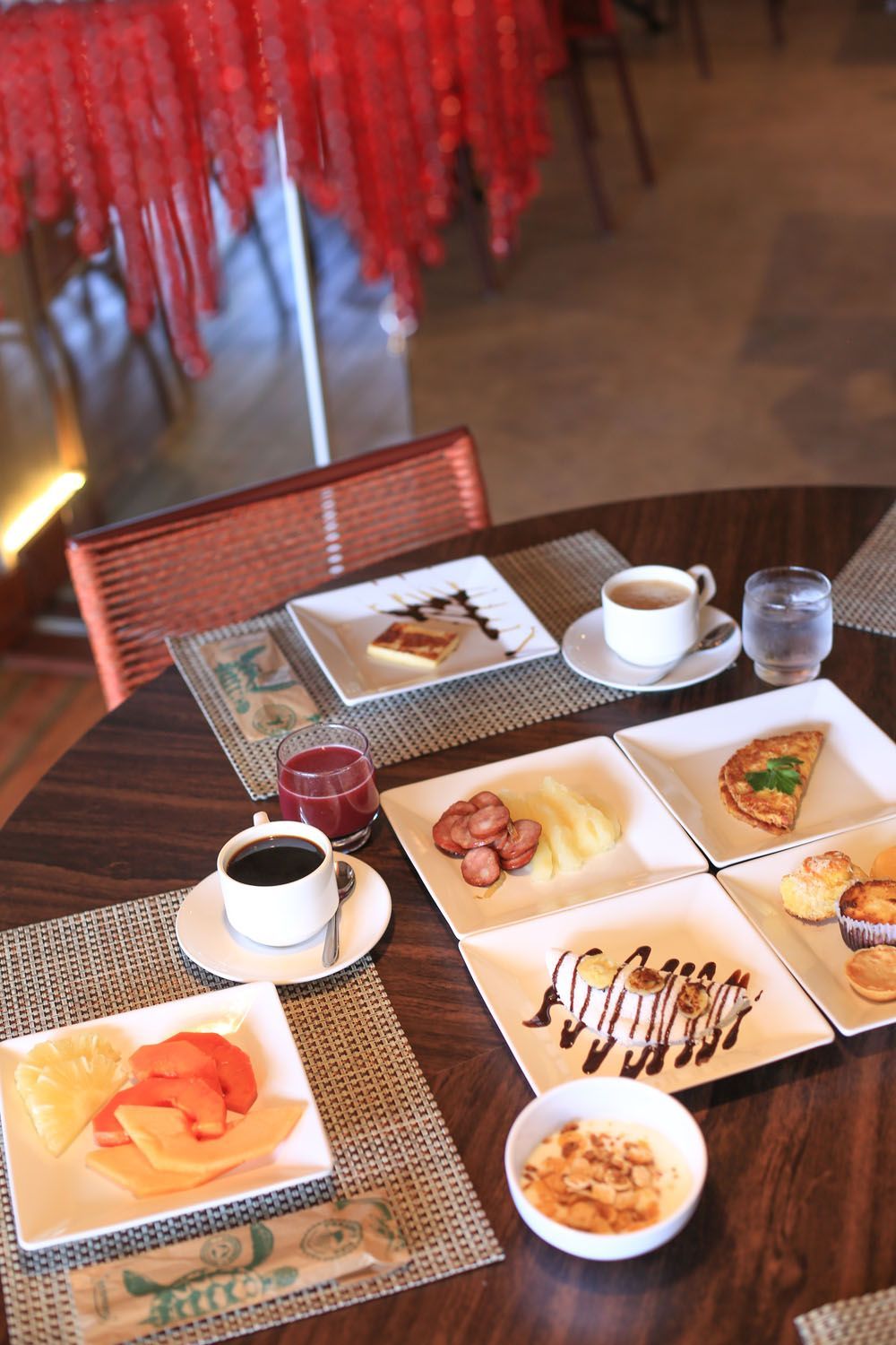 Uma mesa com pratos de comida e xícaras de café sobre ela