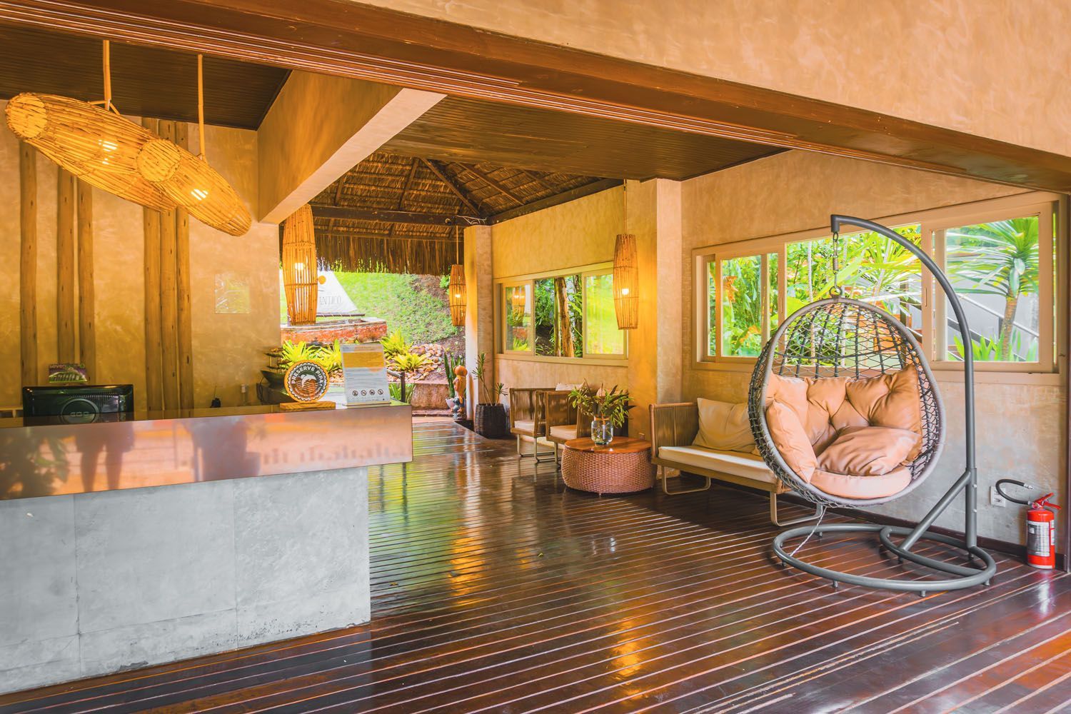 Há uma cadeira suspensa no meio da sala.