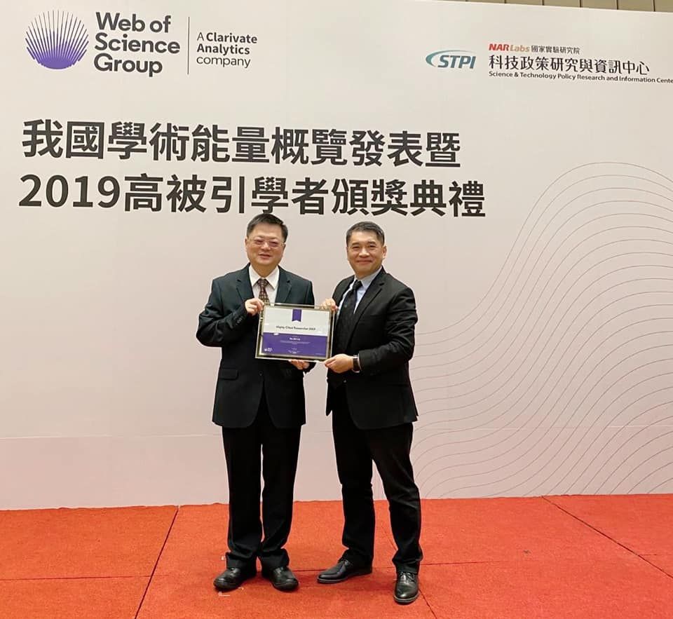 2019高被引學者頒獎典禮現場,兩位講者於舞台上合影並頒發證書,背景為Web of Science與STPI主視覺看板