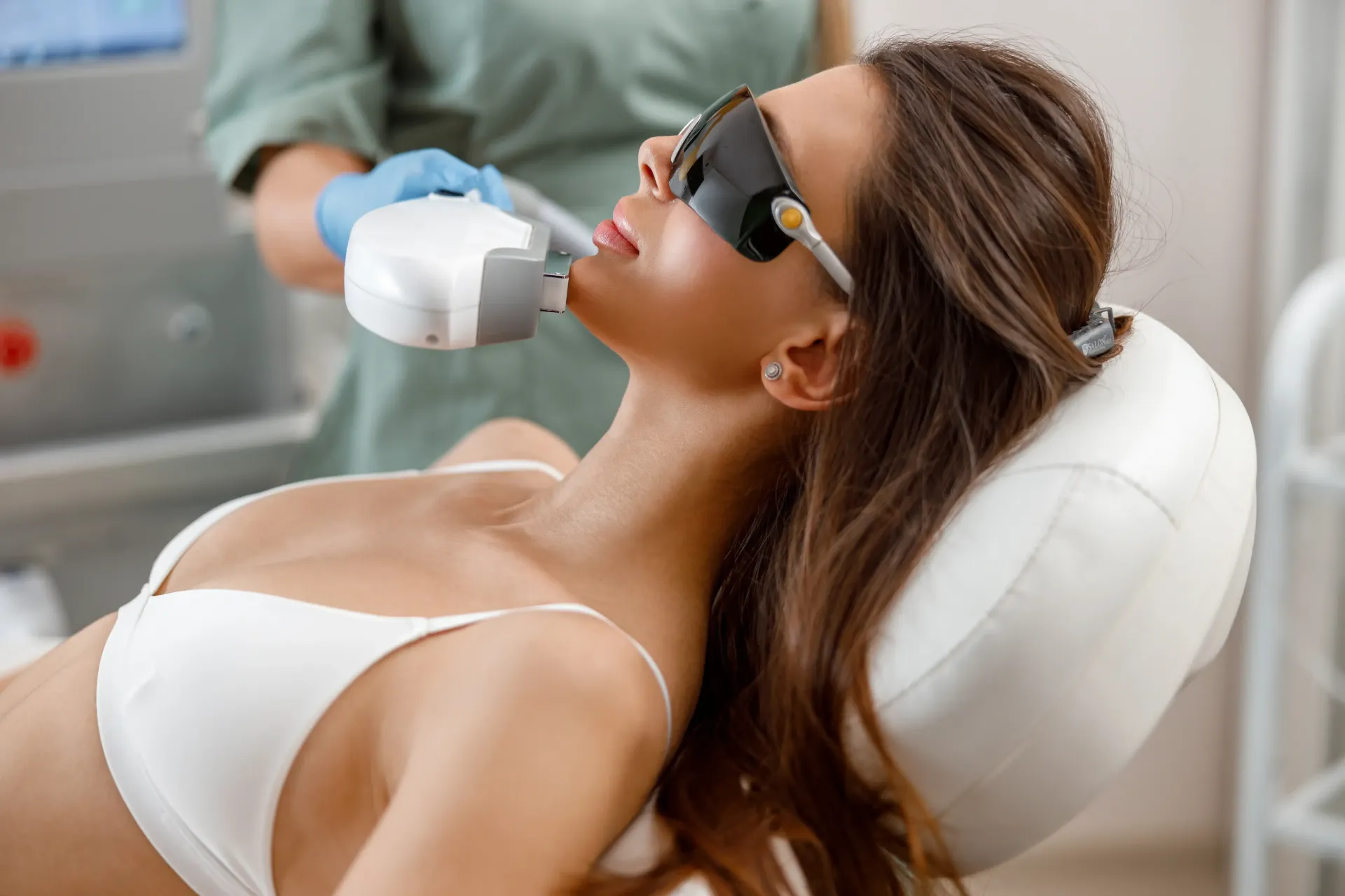 Una donna sta ricevendo un trattamento di depilazione laser sul viso.