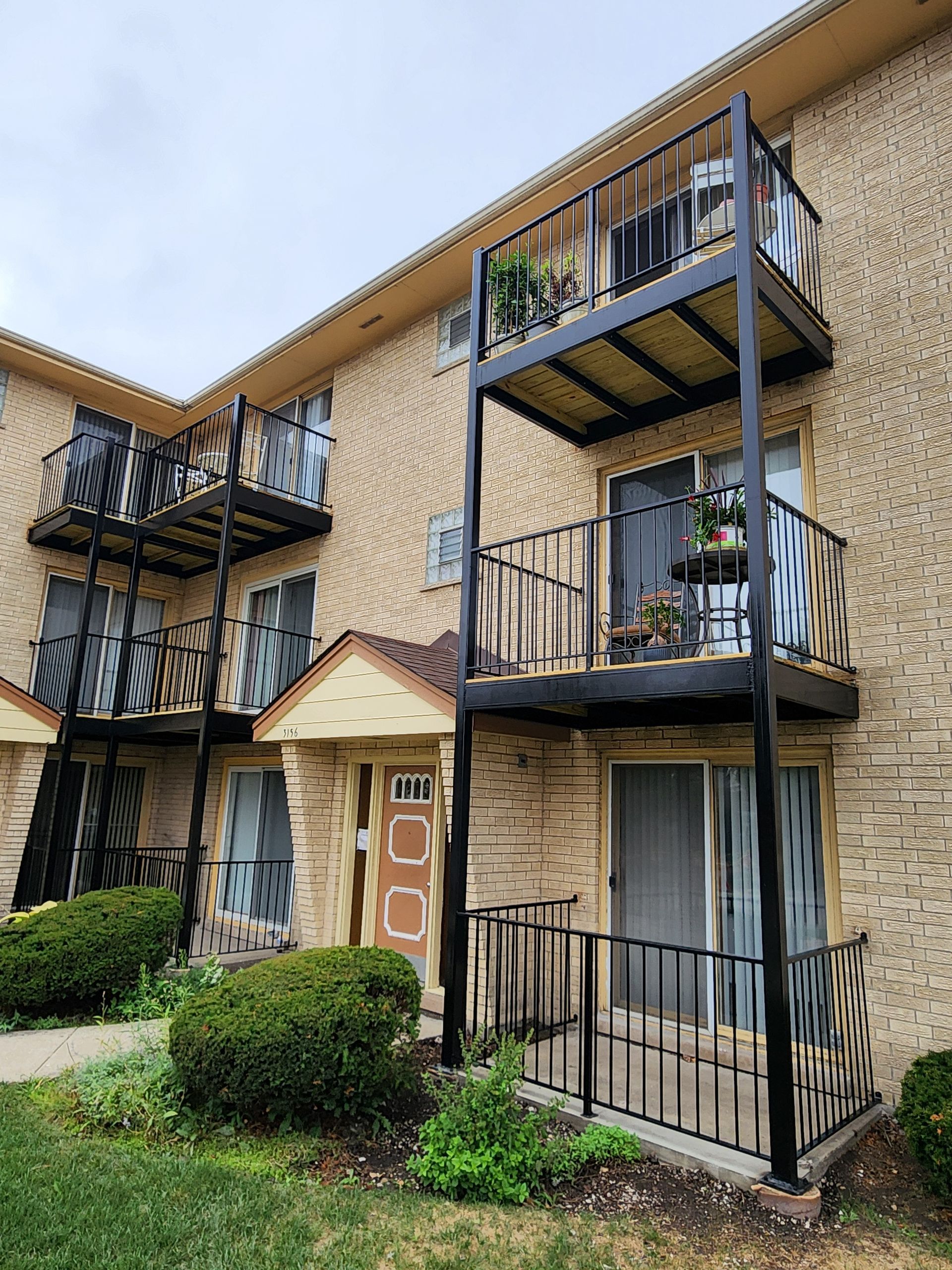 A large apartment building with a lot of balconies and stairs.