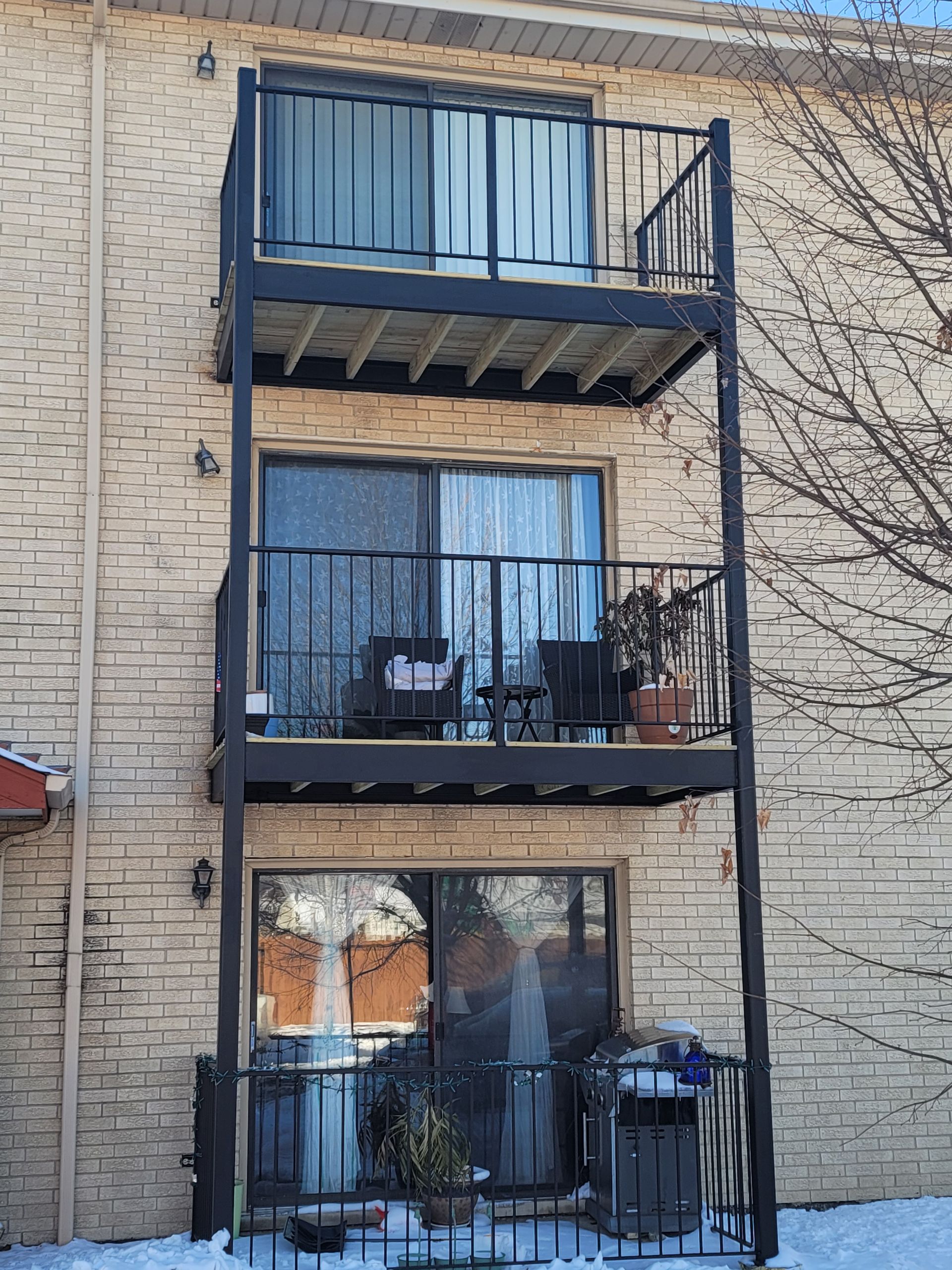 A brick building with a balcony on the second floor