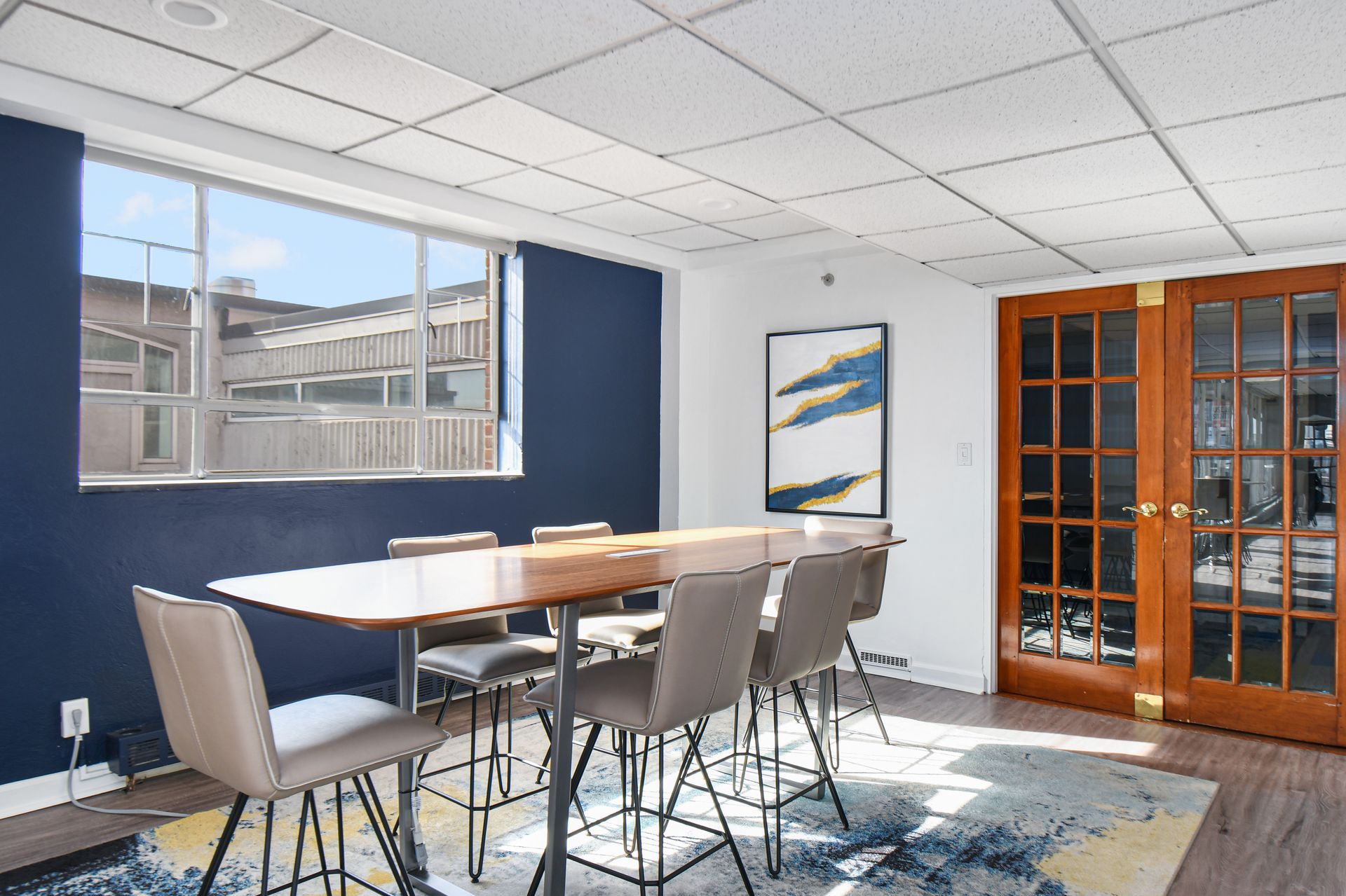 100 Memorial Drive apartment community with seating area and oversized window.