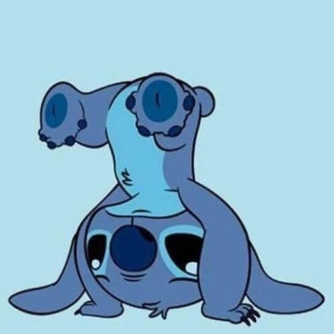 Stitch de Lilo & Stitch boca abajo, con la cabeza tocando el suelo, color azul.
