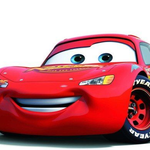 Coche de carreras rojo Rayo McQueen sonriendo, con ojos azules, sobre un fondo blanco.