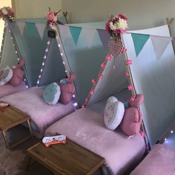 Una fila di tende con cuscini e fiori sopra