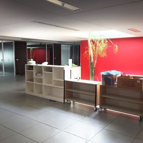 Una stanza con scaffali bianchi e una parete rossa