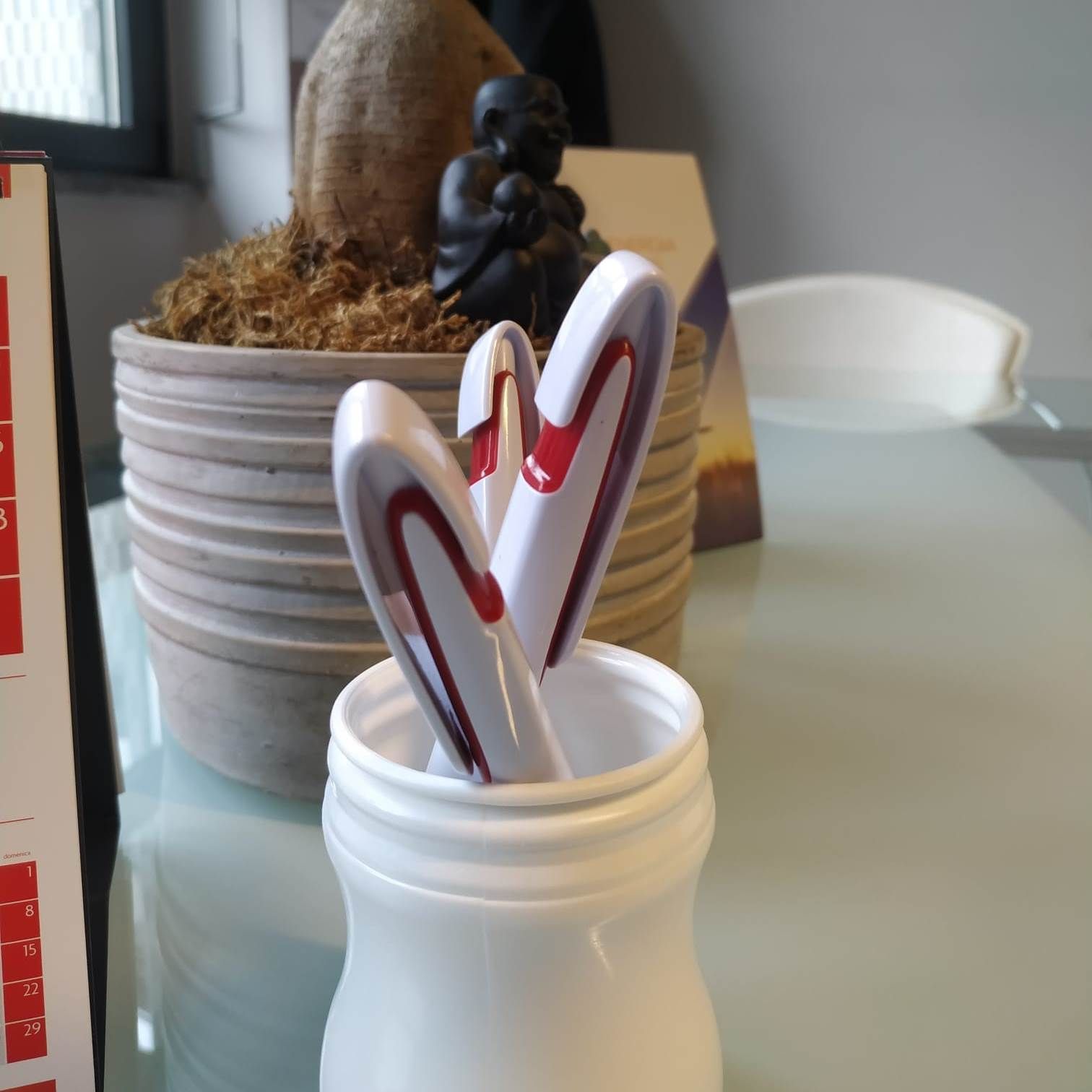 Un paio di forbici in un barattolo su un tavolo