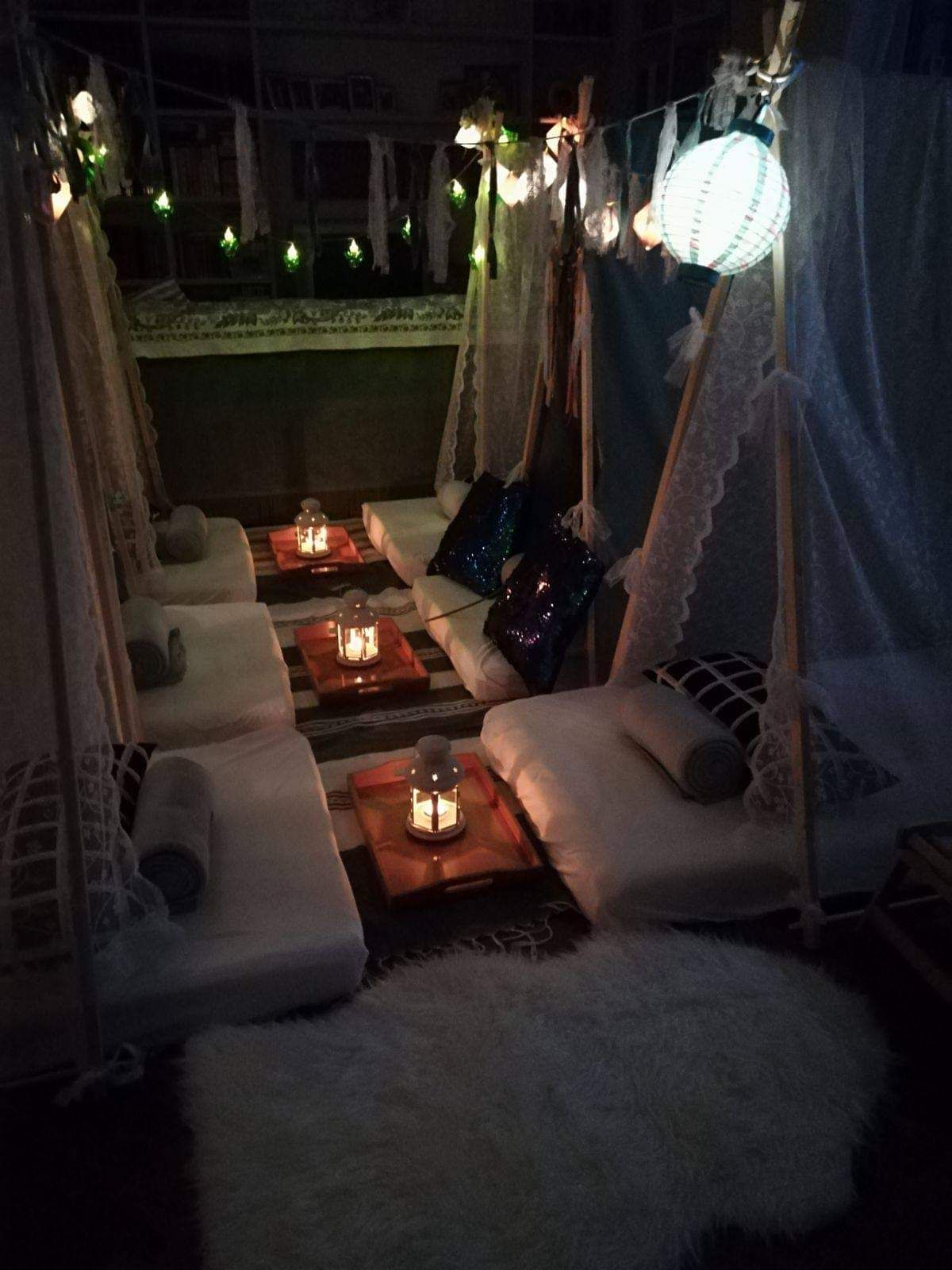 Un gruppo di persone è seduto nelle tende al buio.