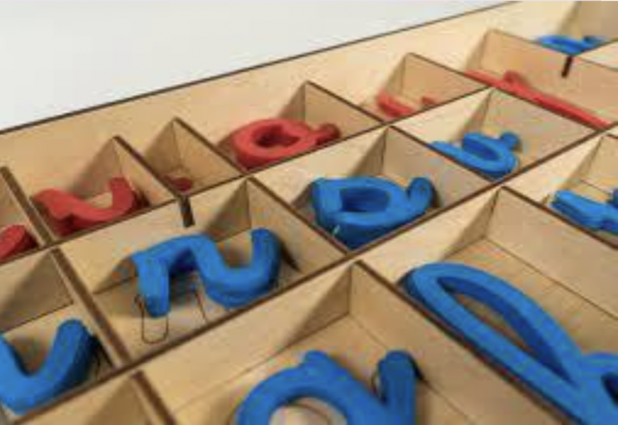 Una scatola di legno piena di lettere e numeri blu e rossi.