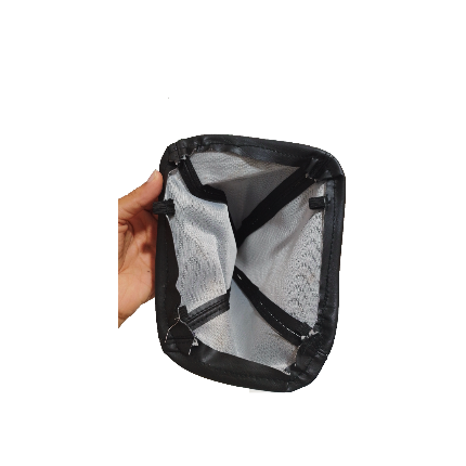 Mano sosteniendo una funda de palanca de cambios de tela en blanco y negro