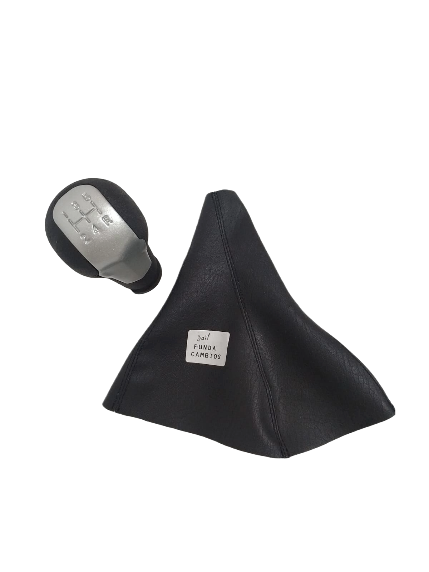 Bota de cambio de piel negra con etiqueta.