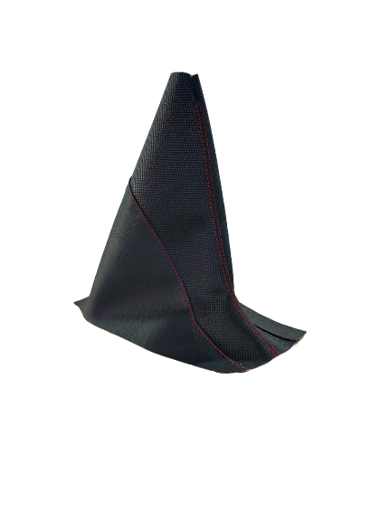 Bota de cambio negra con costuras rojas, en ángulo, sobre fondo blanco.