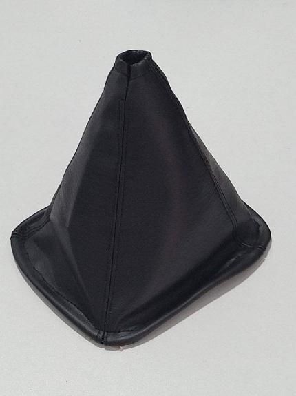 Mano sosteniendo una funda de palanca de cambios de tela en blanco y negro