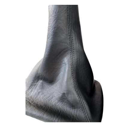 Funda de palanca de cambios de piel negra con detalle de costura.