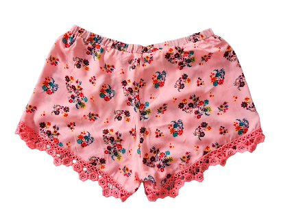 Shorts con estampado floral rosa y ribete de encaje.