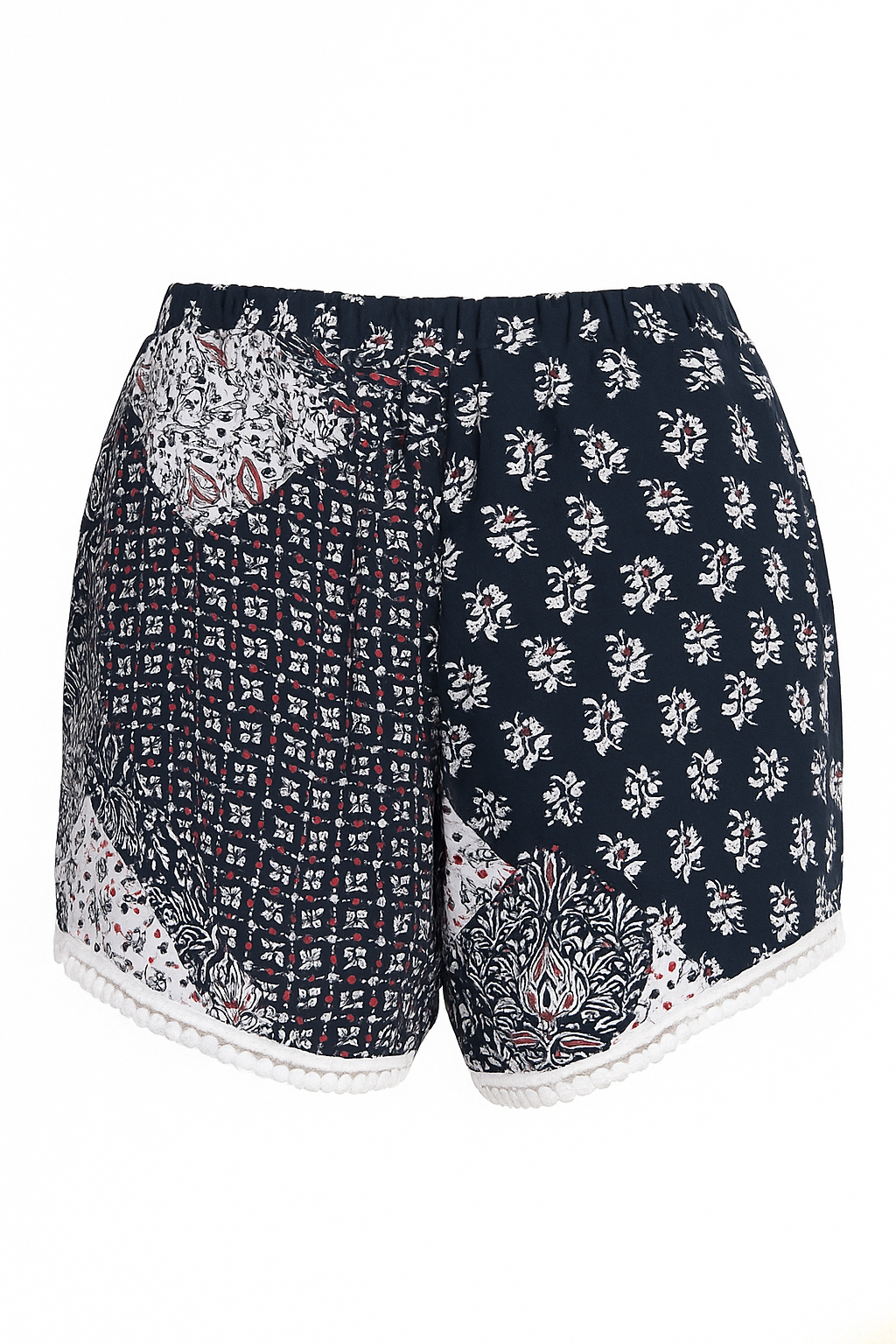 Pantalones cortos negros con ribete decorativo alrededor de los bolsillos y el dobladillo.