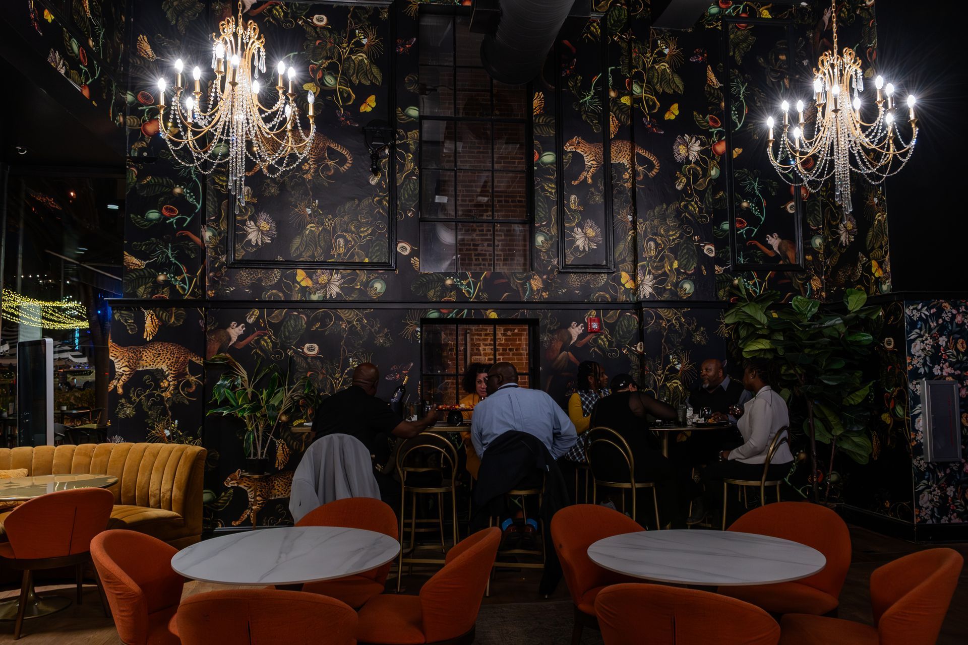 A group of people are sitting at tables in a restaurant.