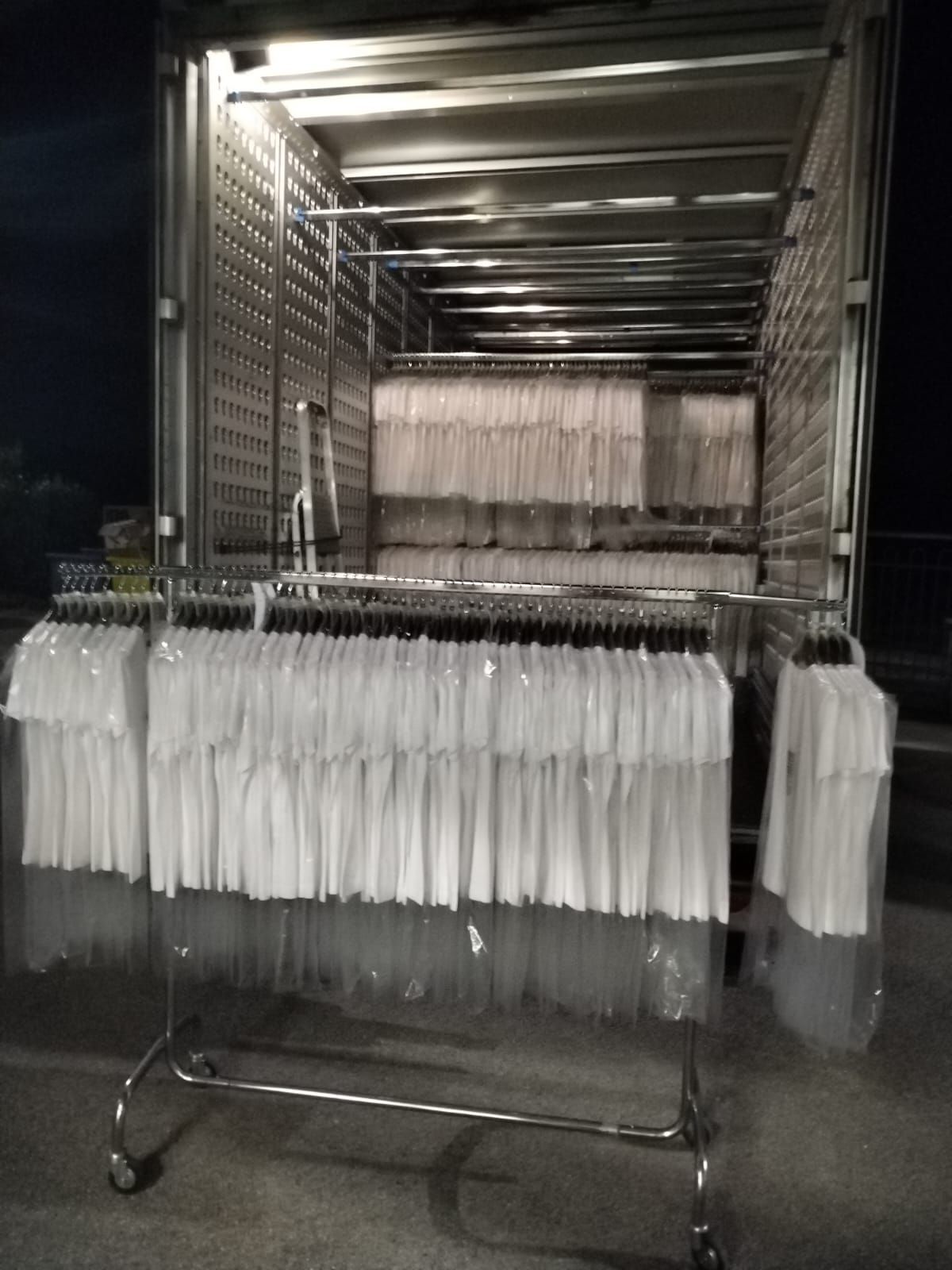 un camion pieno di camicie bianche in plastica