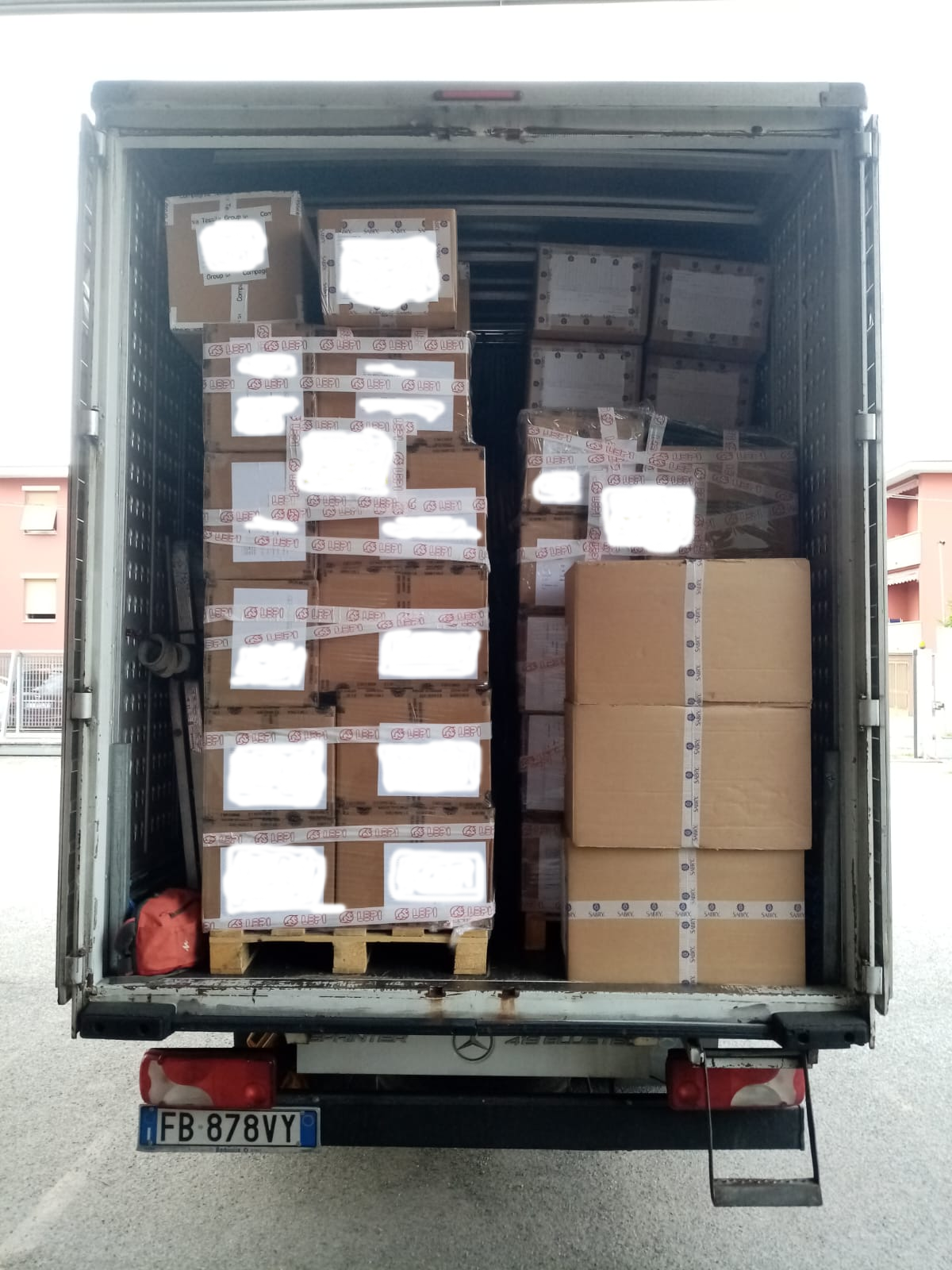 un camion pieno di scatole è parcheggiato con la targa fb878vy
