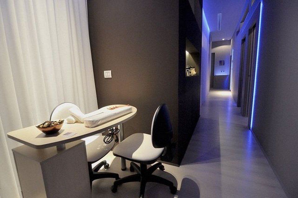 Postazione per applicazione di smalto semipermanente