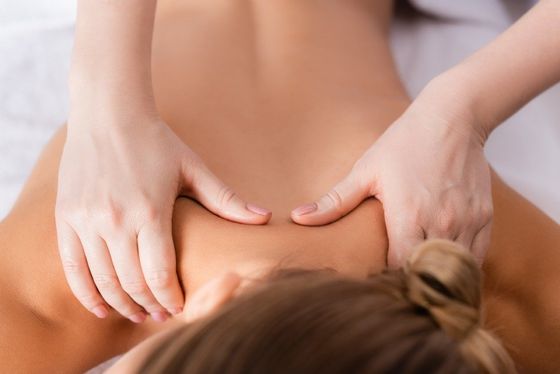 Massaggio rilassante per collo e schiena