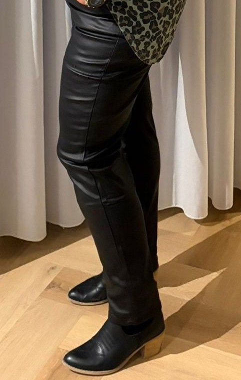 Leren broek met rechte pijp.