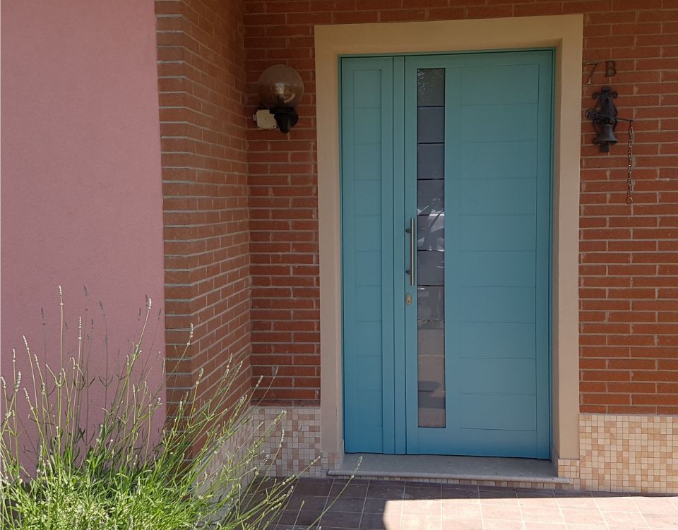 porta d'ingresso con sezione in vetro