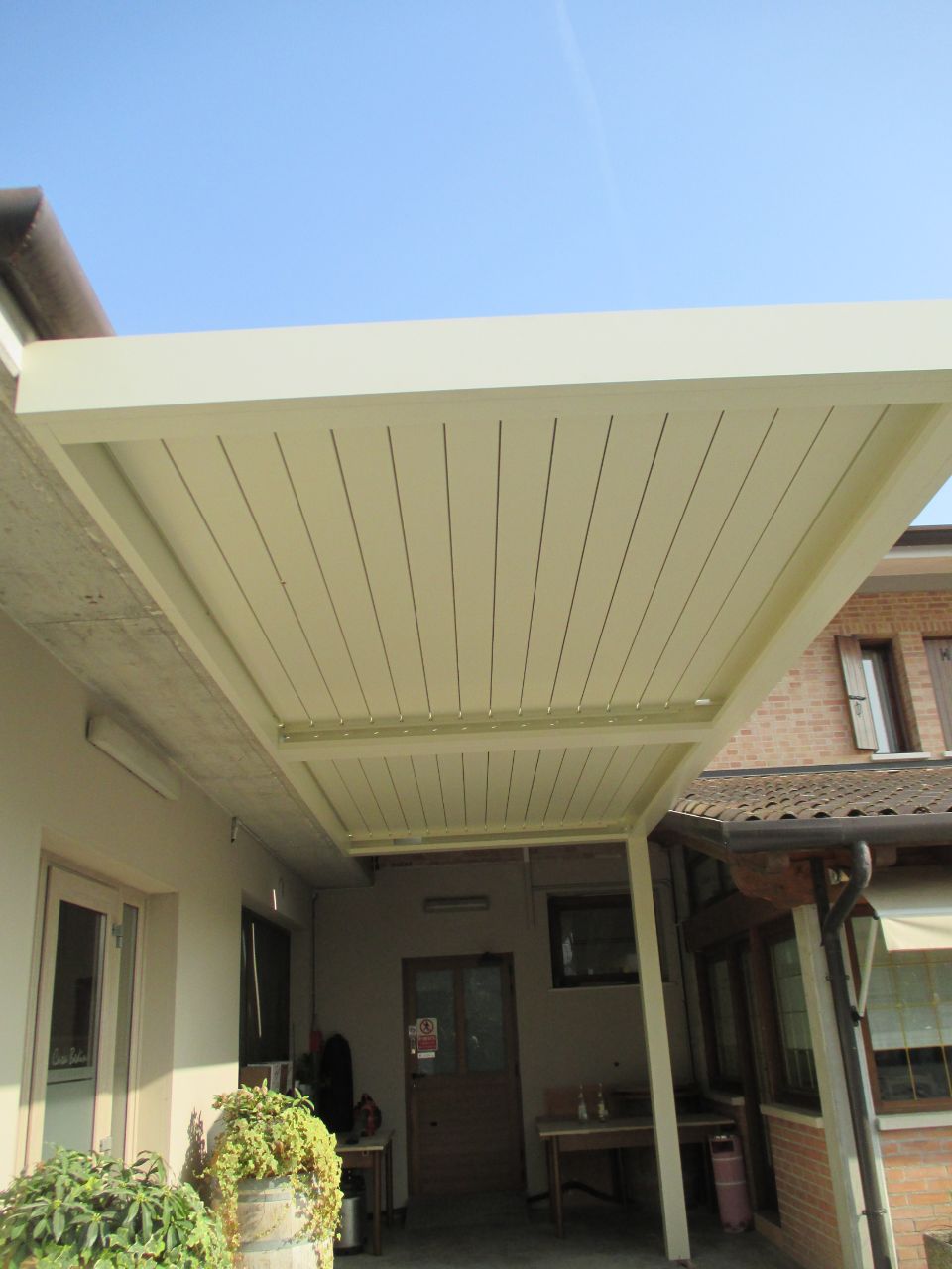 pergola in alluminio bianca