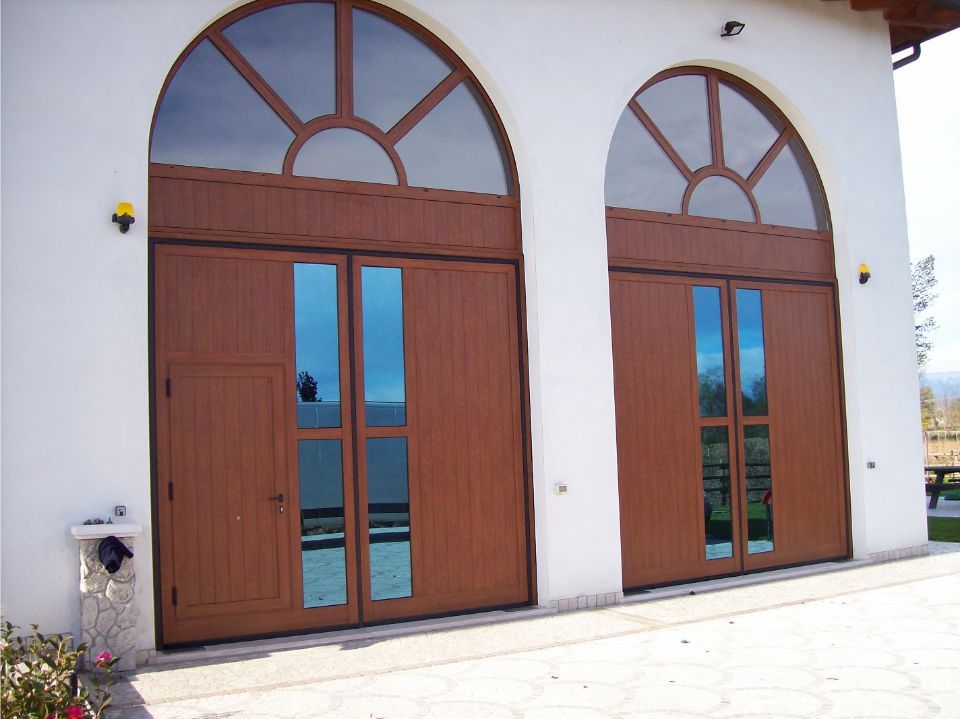 portoni industriali con inserti in vetro antiriflesso