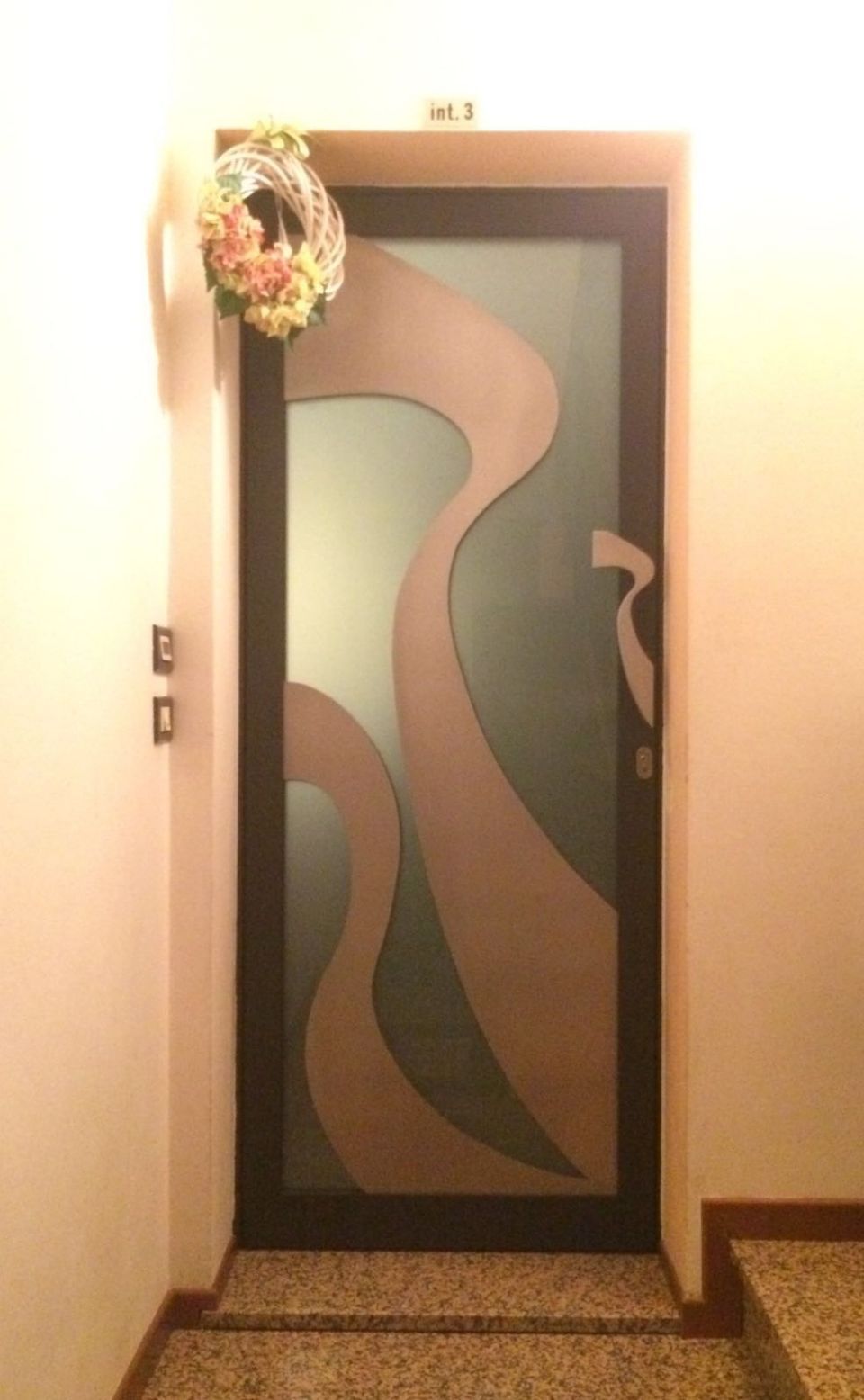 portoncino d'ingresso con decorazioni su vetro