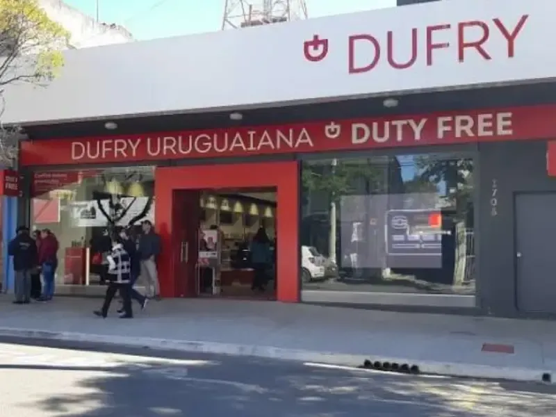 Loja Duty Free Dufry Uruguayana com pessoas entrando e saindo sob sinalização vermelha.