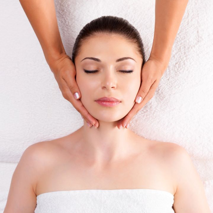 lci-skincare-therapy-woman-having-massage-body-spa-salon-beauty-treatment
