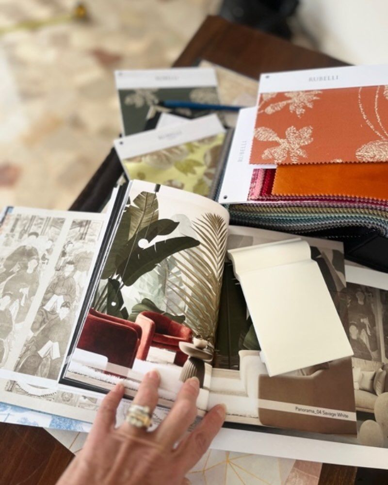 Una persona con un anello al dito tiene in mano un libro