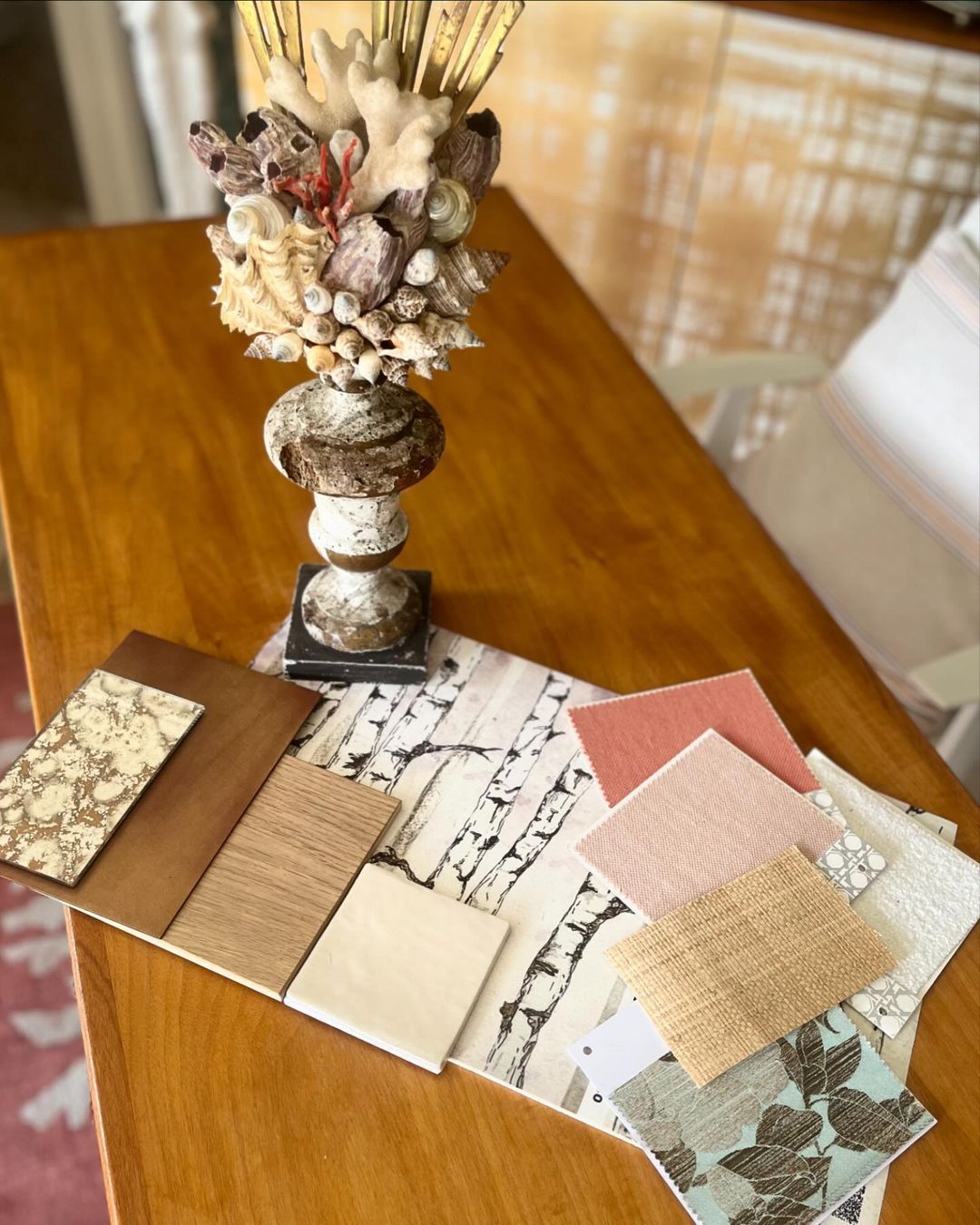 Un tavolo di legno con sopra un vaso di conchiglie