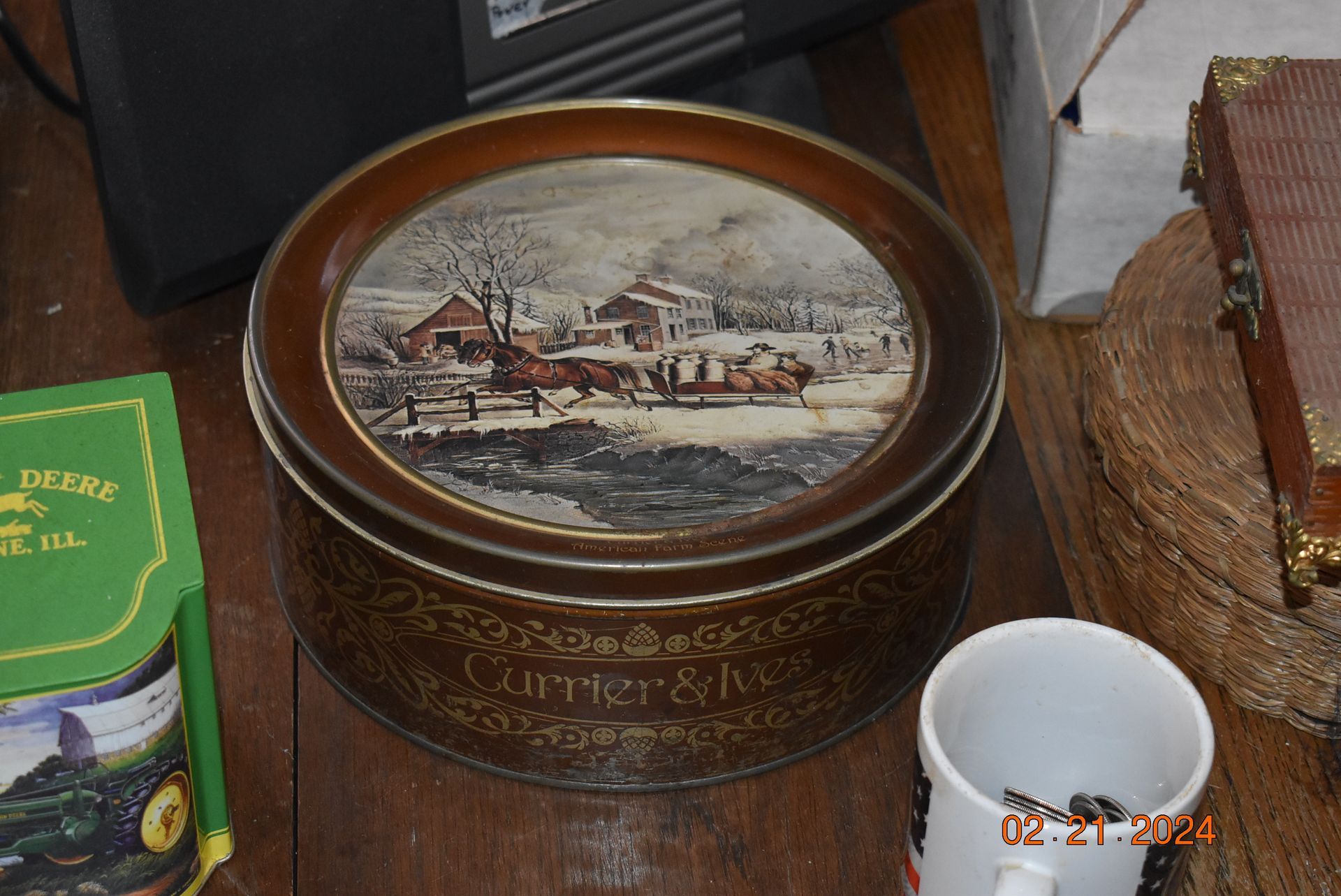 Currier & Ives can box