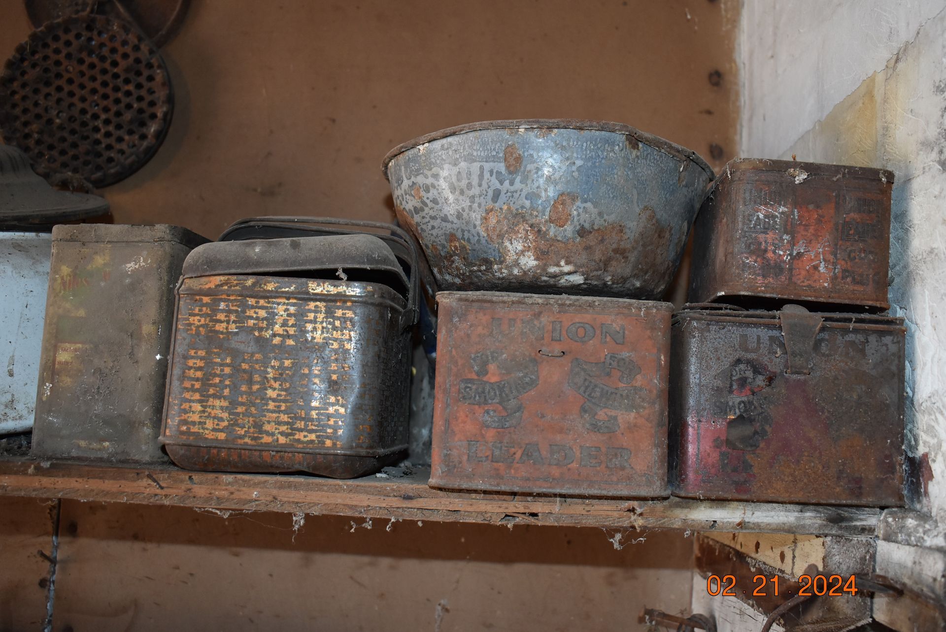 Union leader steal boxes and bowls.