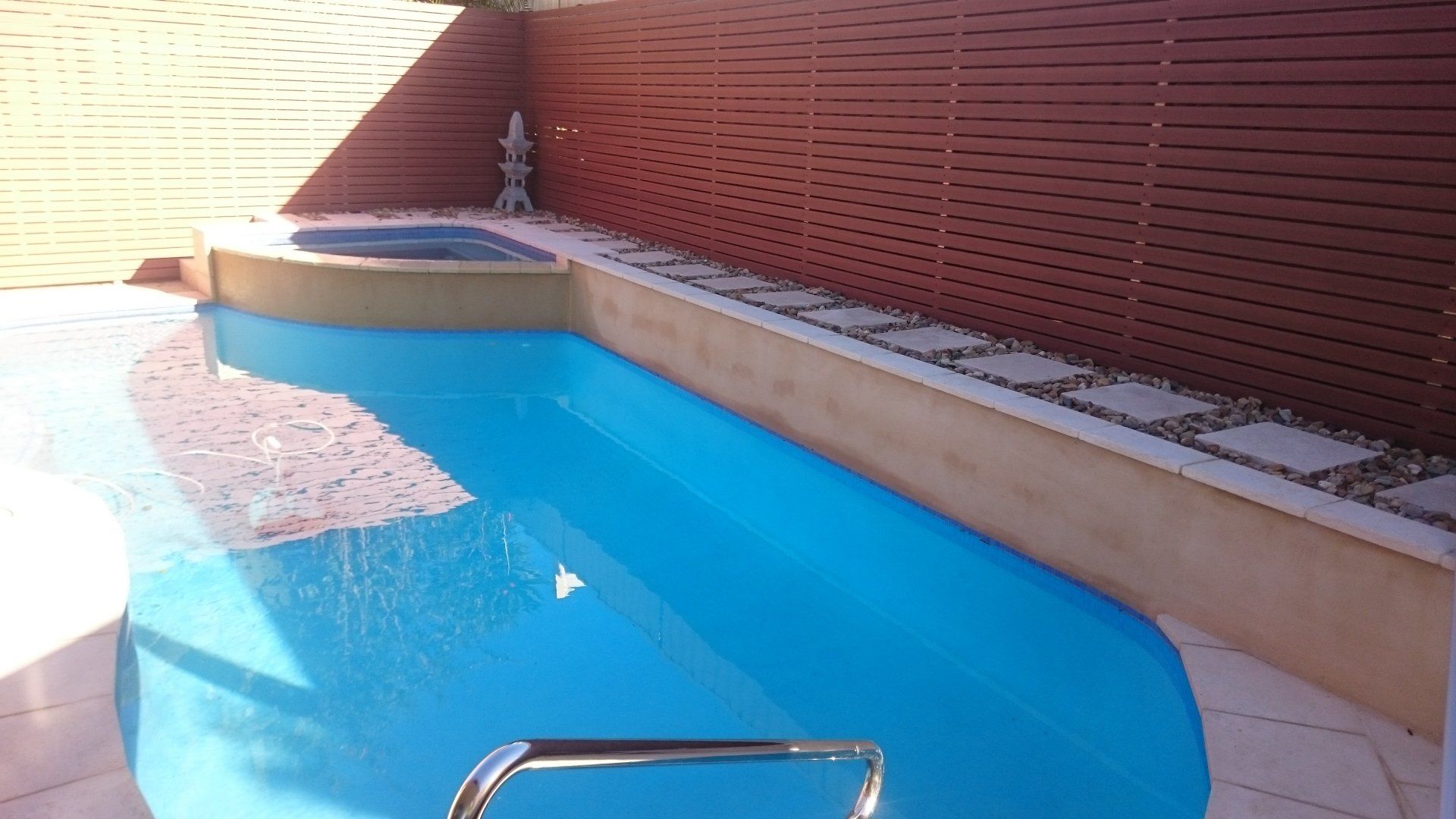 Glass pool fencing