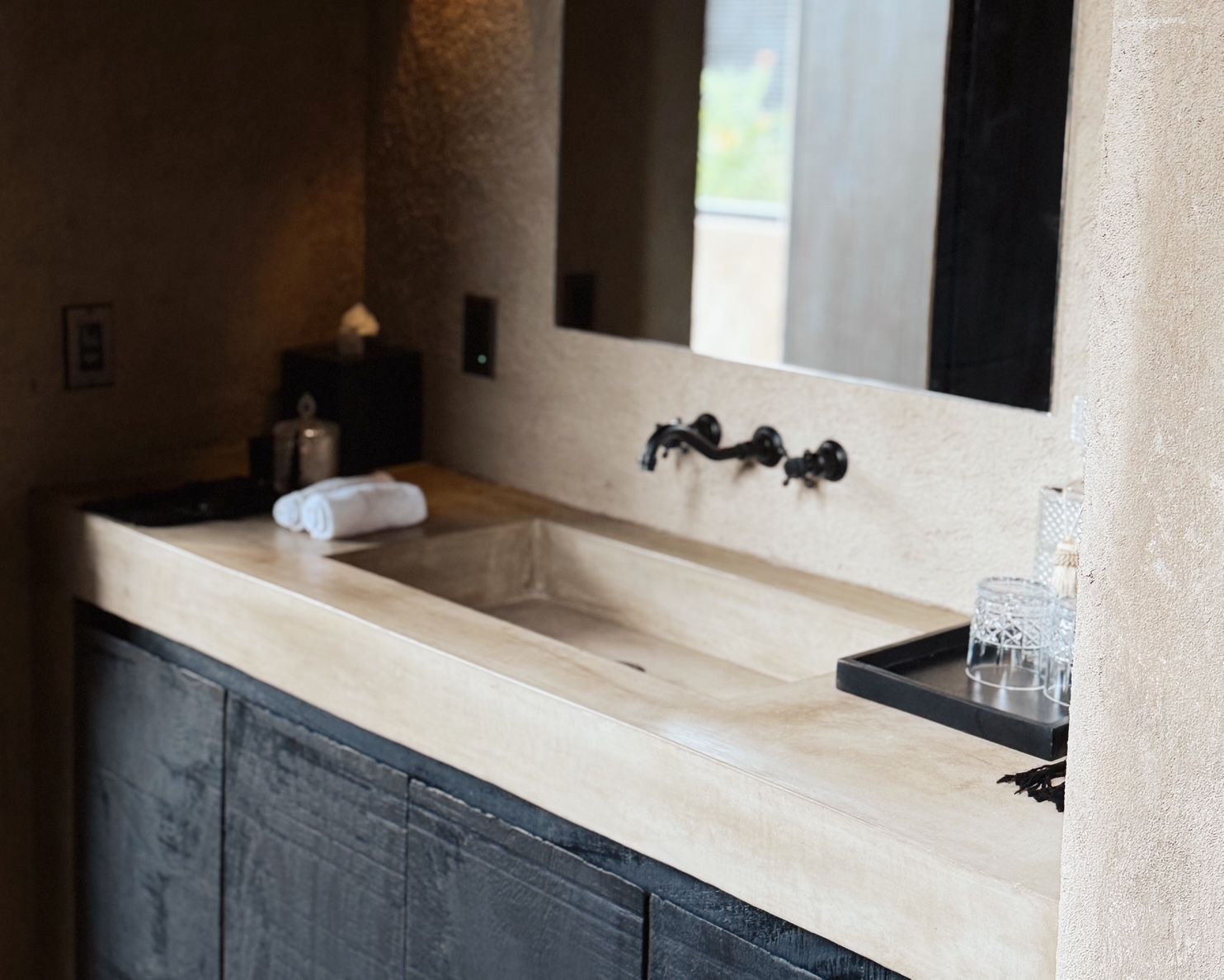 A bathroom with a large sink and a mirror