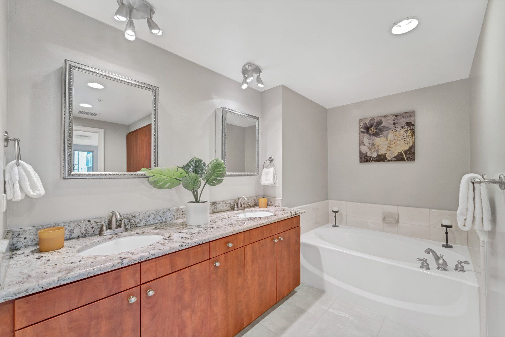 Park Townsend Bathroom w Tub