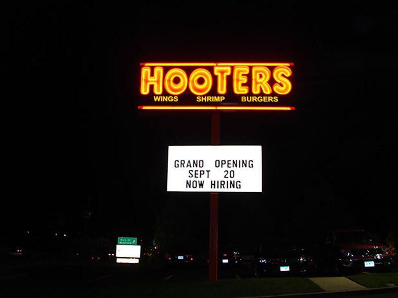 hooters neon sign