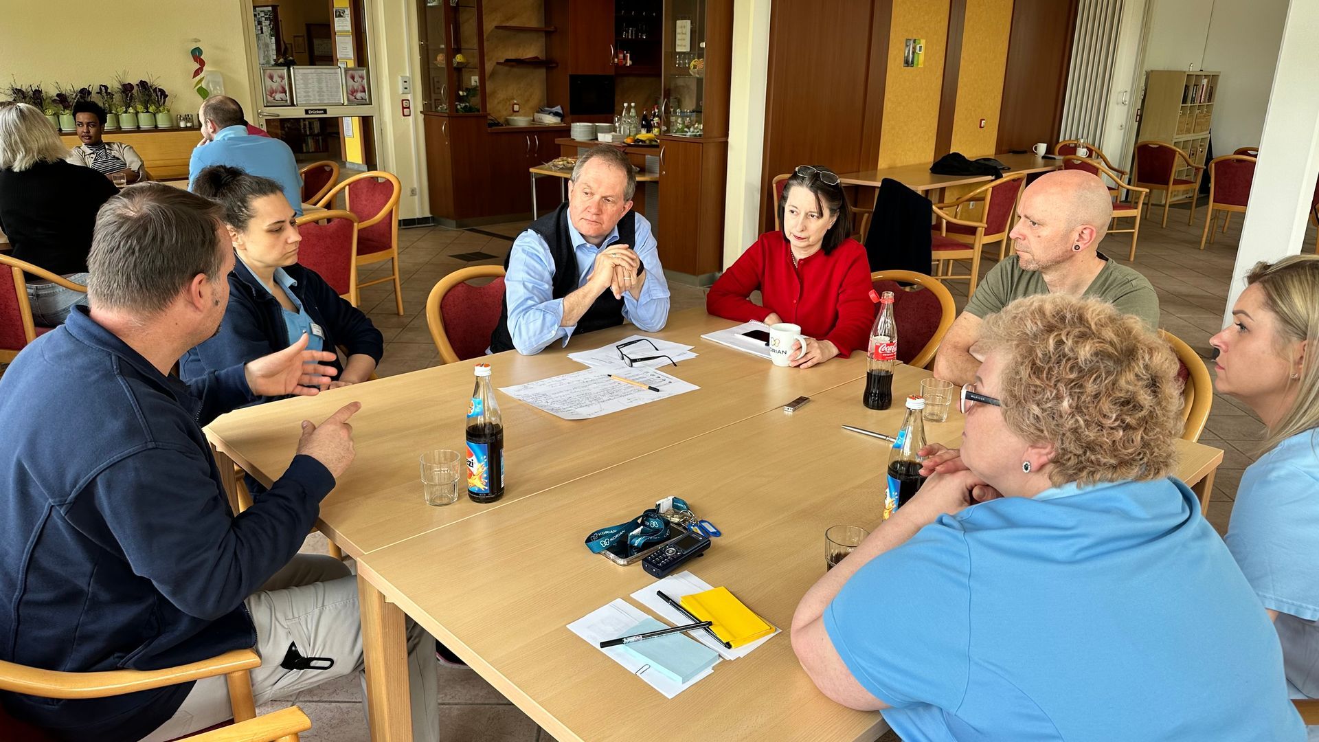 Dr. Thomas Wittenberg vom Fraunhofer ISS mit Workshopteilnehmenden des Haus Curanums