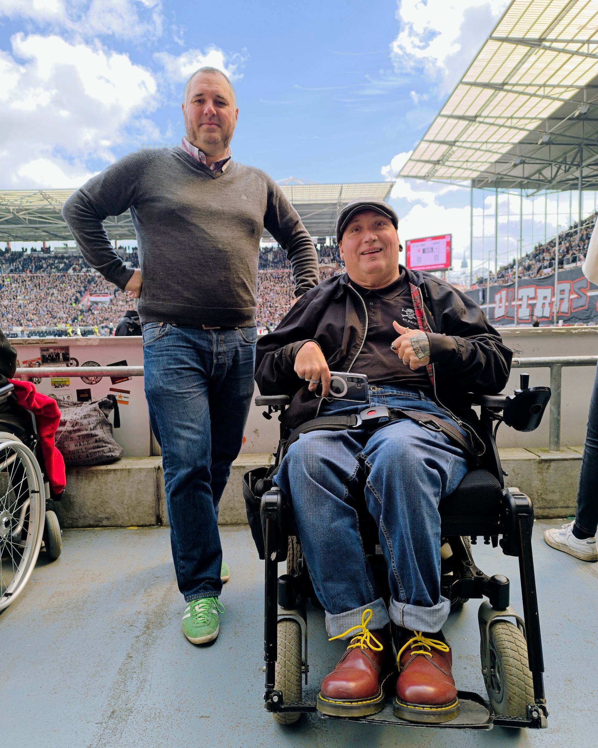 Silhouetten einer Gruppe mit dem Logo des Stiftungsawards 2026 mit dem Untertitel: Korian Stiftungsaward 2026 mit eurer Einrichtung?