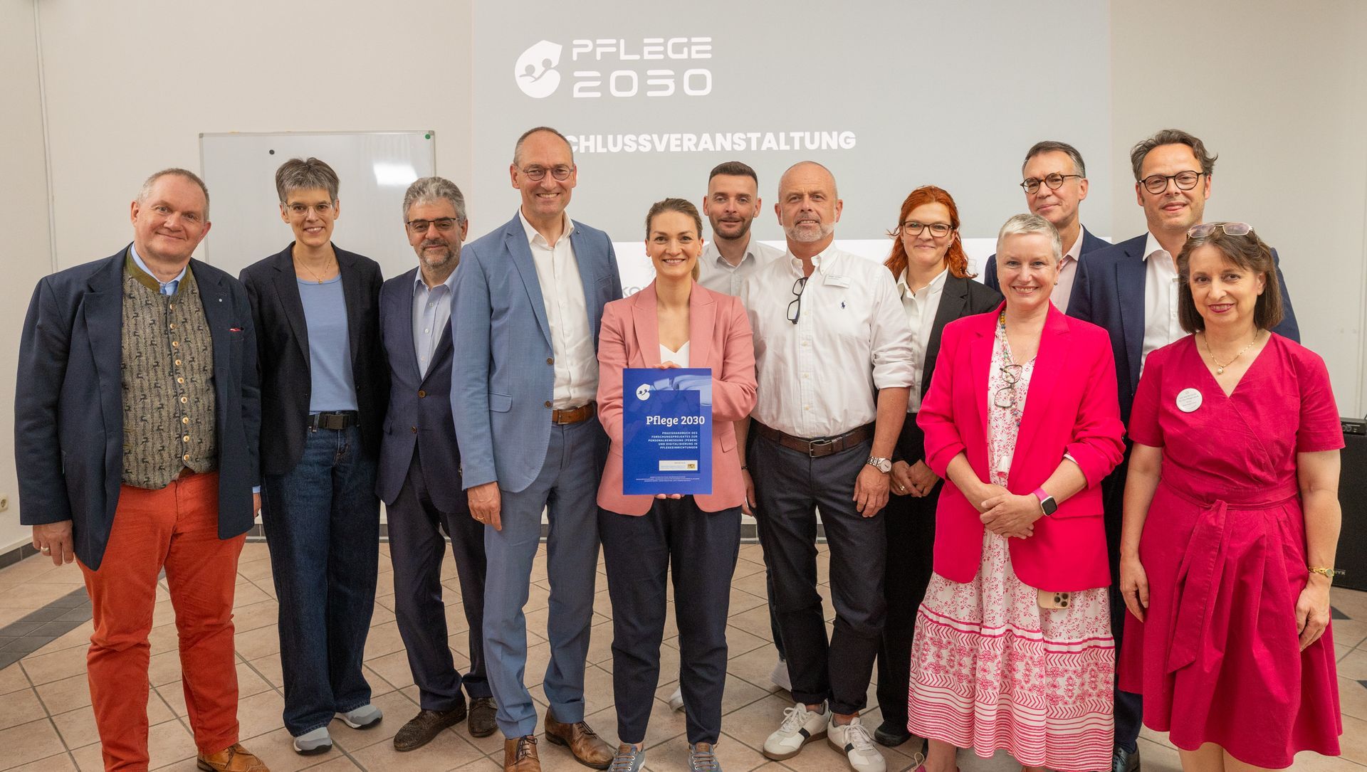 Silhouetten einer Gruppe mit dem Logo des Stiftungsawards 2026 mit dem Untertitel: Korian Stiftungsaward 2026 mit eurer Einrichtung?
