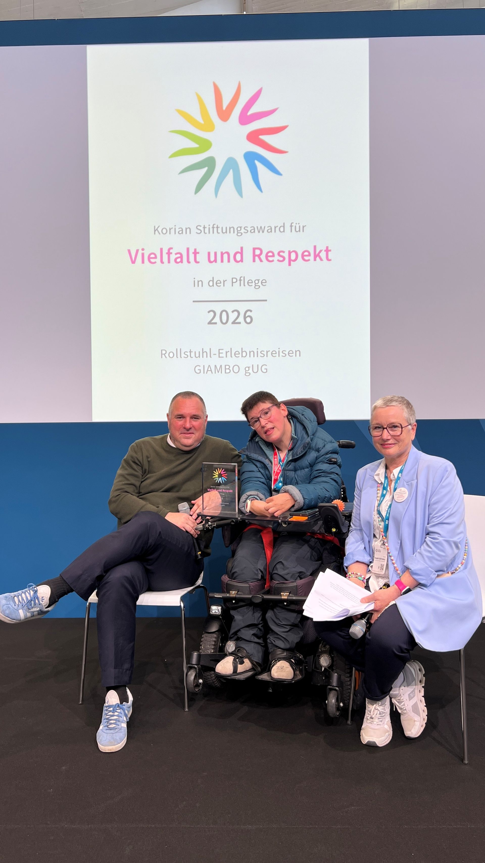 Silhouetten einer Gruppe mit dem Logo des Stiftungsawards 2026 mit dem Untertitel: Korian Stiftungsaward 2026 mit eurer Einrichtung?