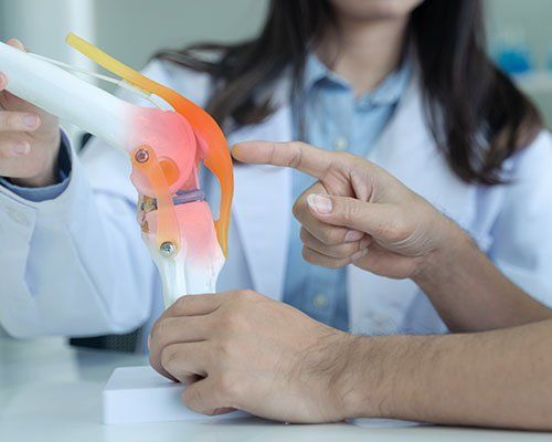 Doctor Explaining Knee Pain — Cortland, NY — Fadden & Associates Physical Therapy