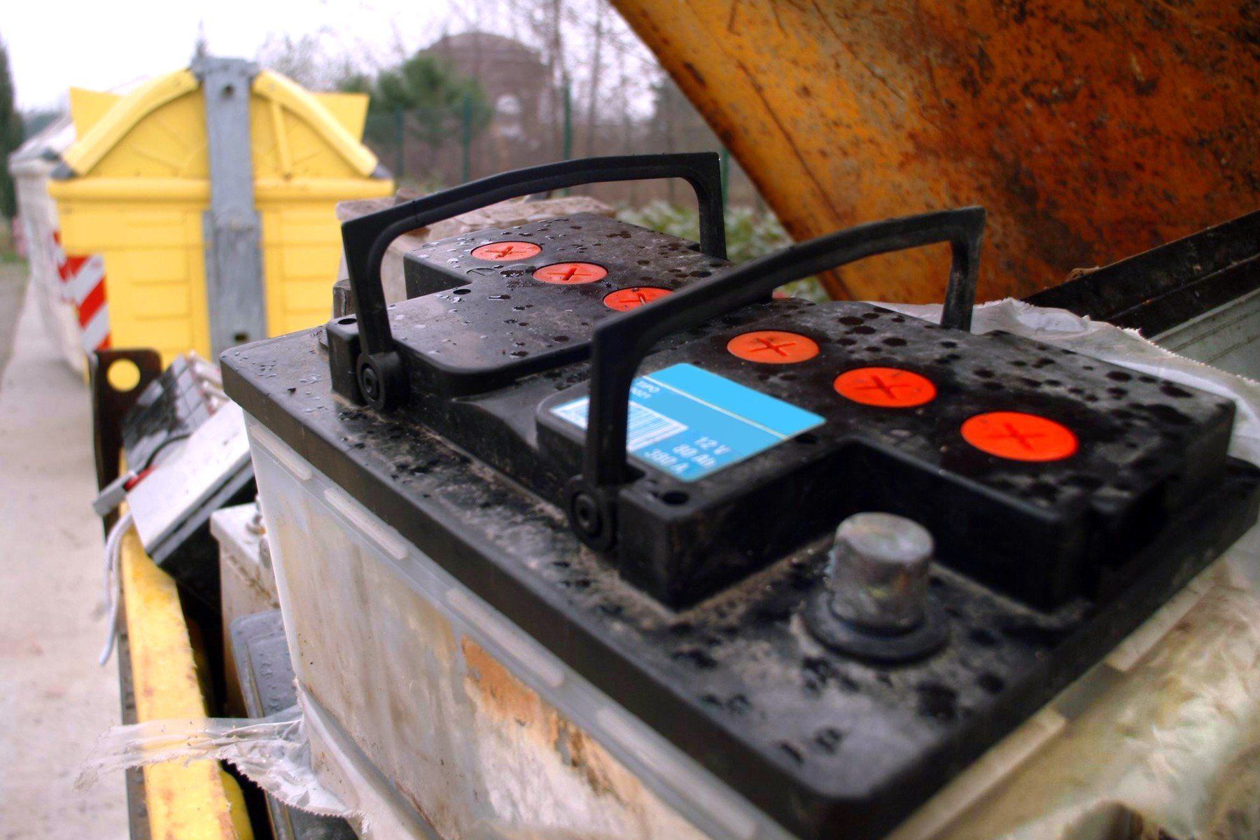 smaltimento batteria auto esausta