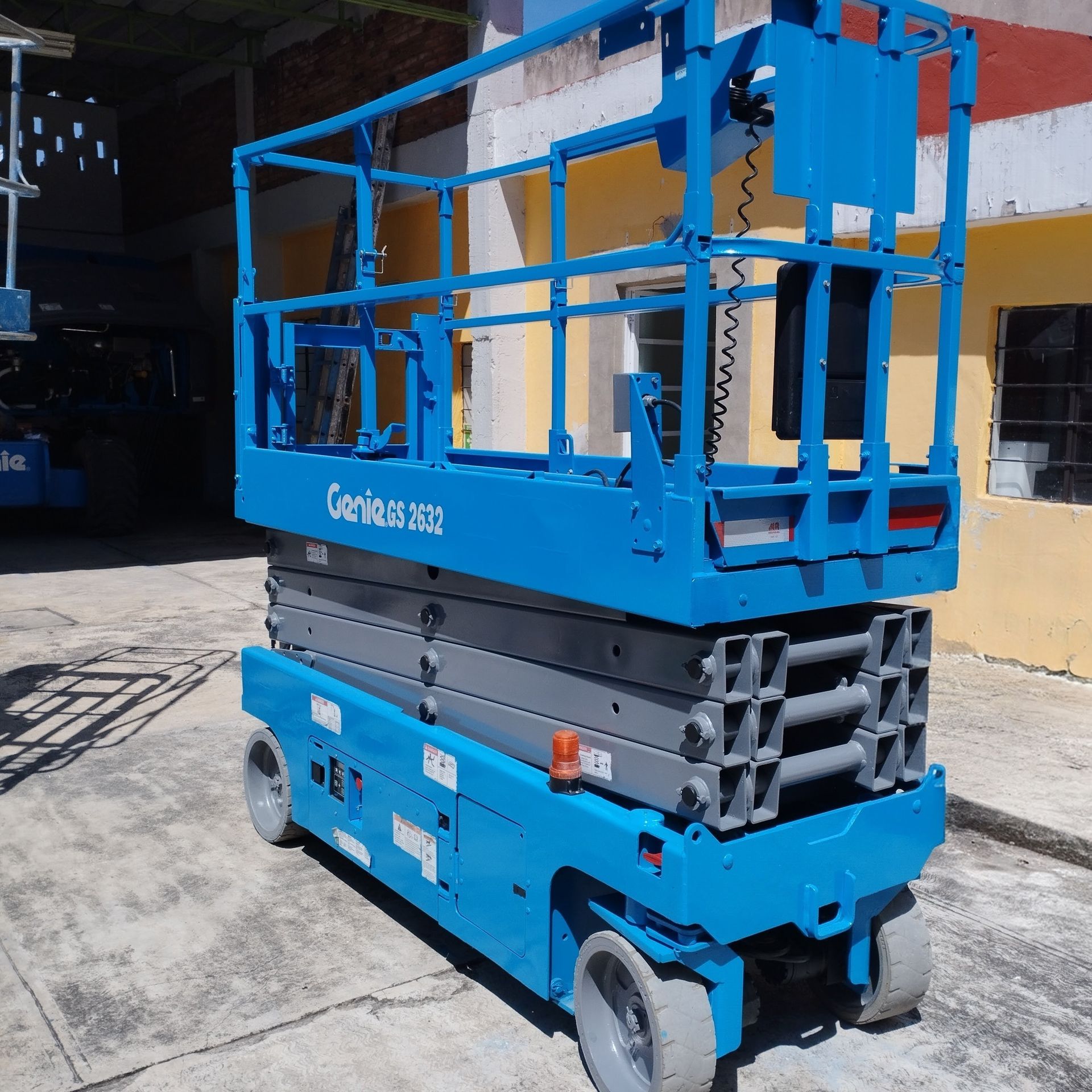 Plataformas de tijera en nave industrial