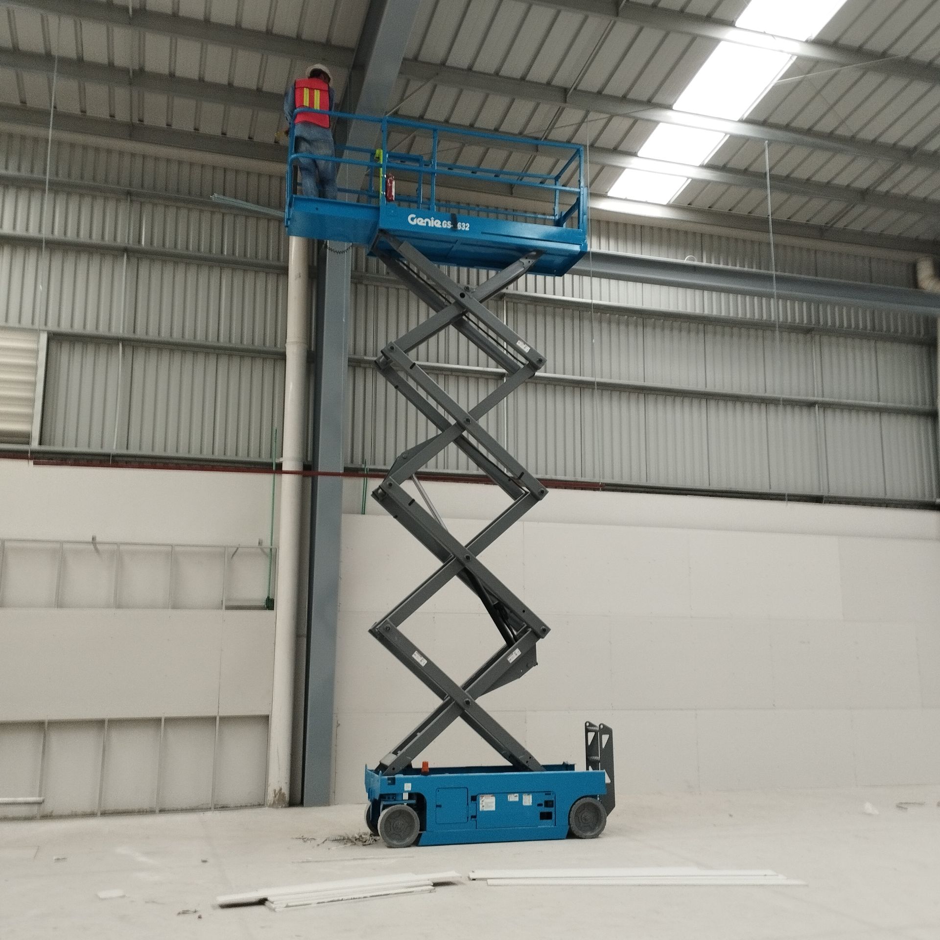 Técnico trabajando en altura con equipo de elevación